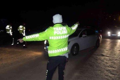 Korkunç kazada sivil polis aracı ile otomobil çarpıştı: 2'si polis 3 yaralı!