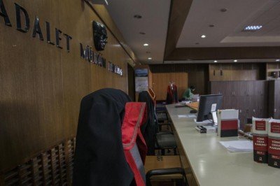 Sözde mizah dergisi Charlie Hebdo davasında ilk duruşma