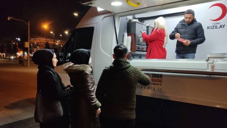 Türk Kızılay afetzedeleri yalnız bırakmadı