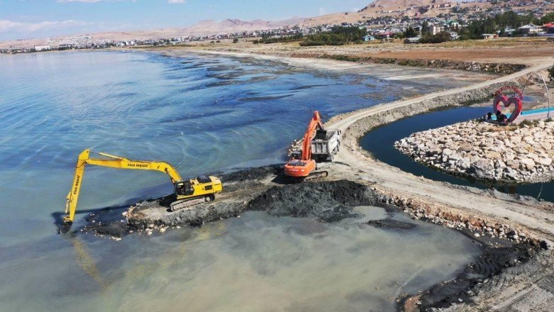 Van Gölü'nden 24 bin metreküp balçık ve dip çamuru çıkarıldı