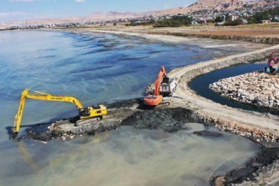 Van Gölü'nden 24 bin metreküp balçık ve dip çamuru çıkarıldı