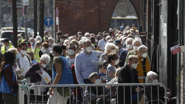 Almanya'da riskli gruplarla temaslı sağlıkçılara aşı zorunluluğu isteniyor