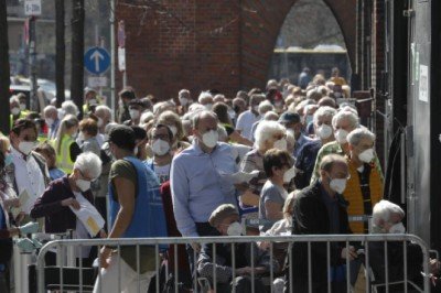 Almanya'da riskli gruplarla temaslı sağlıkçılara aşı zorunluluğu isteniyor