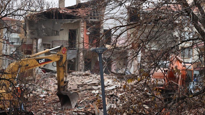 Ankara'da tüp patlaması sonucu bir bölümü çöken apartmanın yıkımı tamamlandı