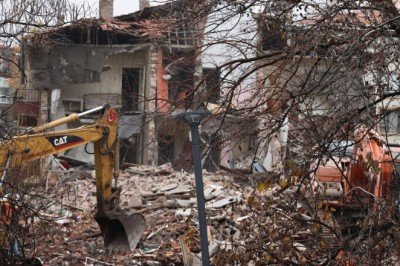 Ankara'da tüp patlaması sonucu bir bölümü çöken apartmanın yıkımı tamamlandı