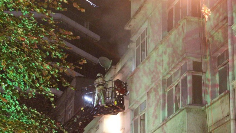 Beyoğlu'nda 4 katlı binada yangın