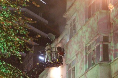 Beyoğlu'nda 4 katlı binada yangın