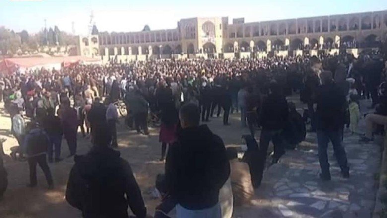 Binlerce kişi Zayende Irmağı'nın kurumaya terk edilmesini protesto etti