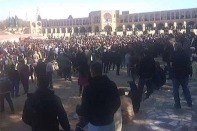 Binlerce kişi Zayende Irmağı'nın kurumaya terk edilmesini protesto etti