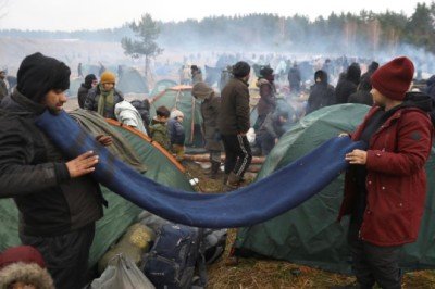 Göçmenler BelarusPolonya sınırındaki kampı terk etti