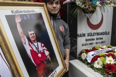 Naim Süleymanoğlu kabri başında anıldı