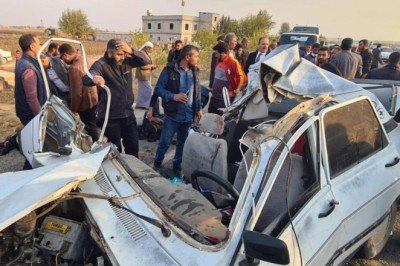 Tır otomobile çarptı, 5 kişi yaralandı