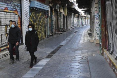 Yunanistan salgınla mücadelede kısıtlamaları artırıyor