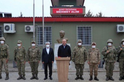 Bakan Soylu İdlib sınırındaki hudut karakolunu ziyaret etti