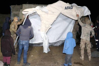 Erzurum'daki depremde evleri hasar görenler için çadır kuruldu