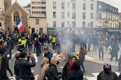 Fransa'da sarı yelekliler eyleminin 3'üncü yılında şiddet olayları yaşandı