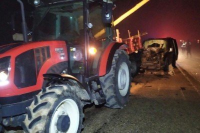 Hafif ticari araç traktör römorkuna çarptı: 9 yaralı