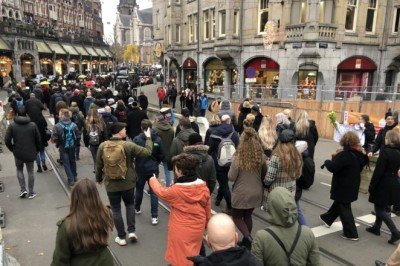 Hollanda'da kısıtlama karşıtı gösteriler devam ediyor