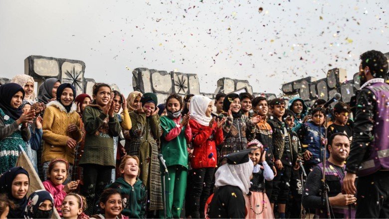 İdlib'deki çocuklar tiyatro gösterisiyle eğlendi