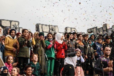 İdlib'deki çocuklar tiyatro gösterisiyle eğlendi