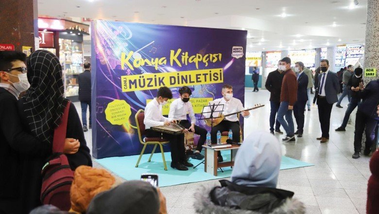 Konya otogarı yolcularını canlı müzikle karşılıyor