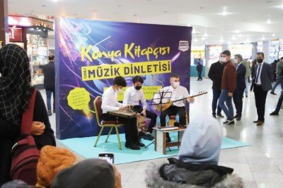Konya otogarı yolcularını canlı müzikle karşılıyor