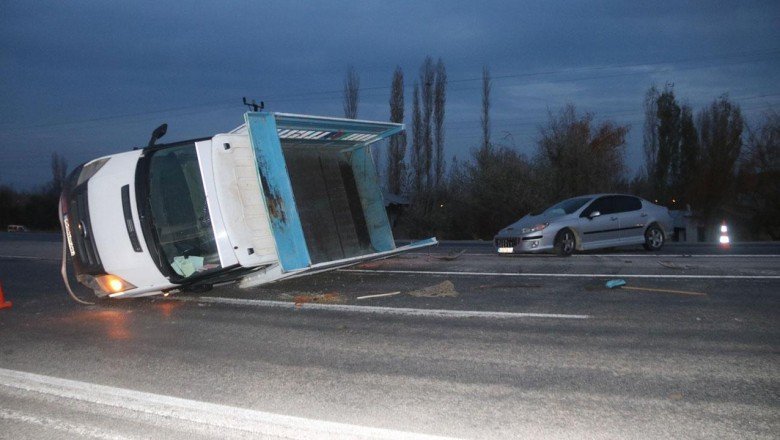 Van'da kamyonetle otomobil çarpıştı: 7 yaralı
