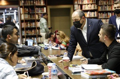 Bakan Varank, Fatih Merkez Kütüphanesi'nde gençlerle buluştu