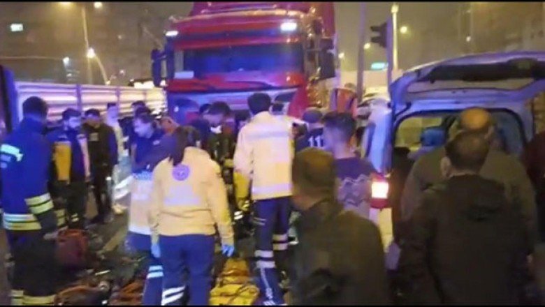 Diyarbakır'da tır ile hafif ticari araç kafa kafaya çarpıştı: 6 yaralı