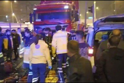 Diyarbakır'da tır ile hafif ticari araç kafa kafaya çarpıştı: 6 yaralı