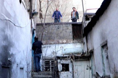 Erzurumda polis çatılarda hırsız aradı