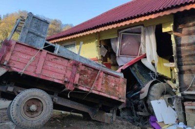 Freni boşalan traktör eve girdi, faciadan dönüldü