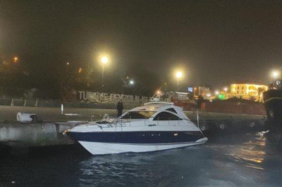 Haliç'te sürüklenen tekne kurtarıldı