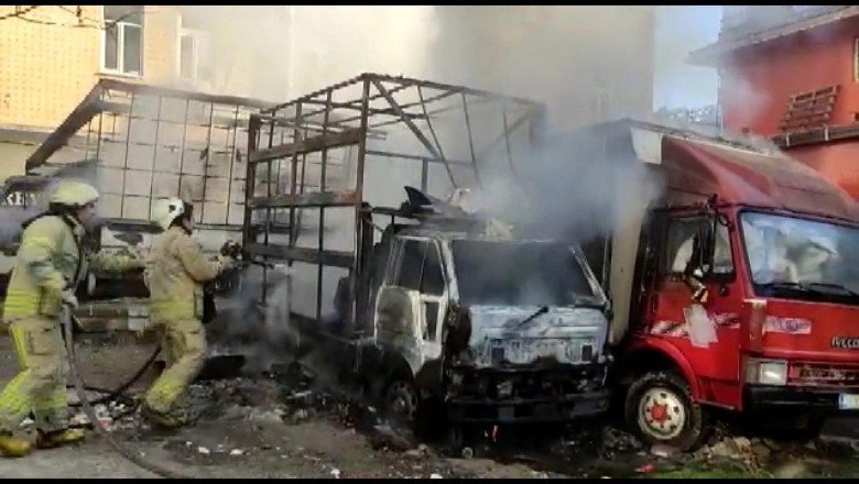 İstanbul'da kağıt yüklü 3 kamyonet yandı