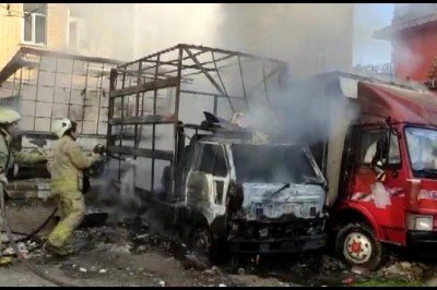 İstanbul'da kağıt yüklü 3 kamyonet yandı