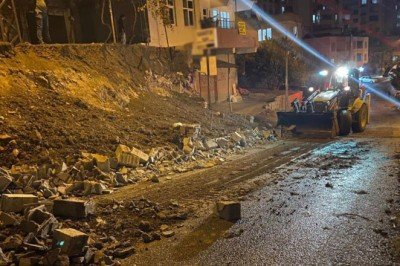 Kahramanmaraş'ta istinat duvarı çöktü: 3 bina boşaltıldı