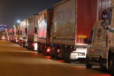Kapıkule'de tır kuyruğu 11 kilometreyi buldu