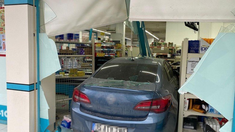 Konya'da park halindeyken hareket eden araç markete girdi