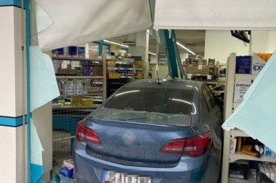 Konya'da park halindeyken hareket eden araç markete girdi