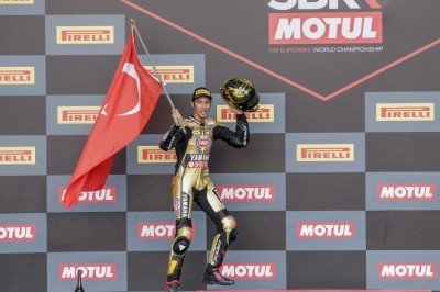 Milli motosikletçi Toprak Razgatlıoğlu dünya şampiyonu oldu