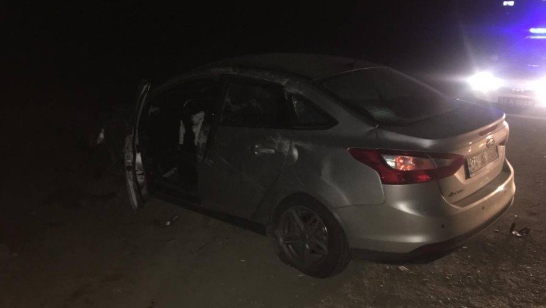 Su kanalına çarpan otomobildeki 5 kişi yaralandı