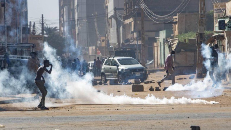 Sudan polisinden Cumhurbaşkanlığına yürümek isteyen göstericilere müdahale