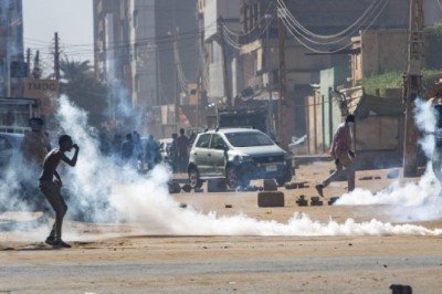 Sudan polisinden Cumhurbaşkanlığına yürümek isteyen göstericilere müdahale