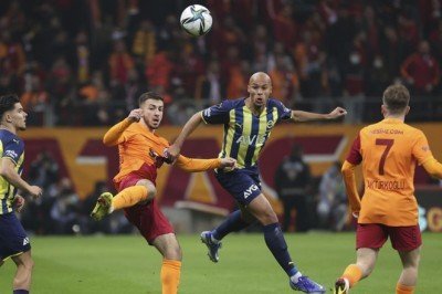 Süper Lig'in dev derbisi başladı
