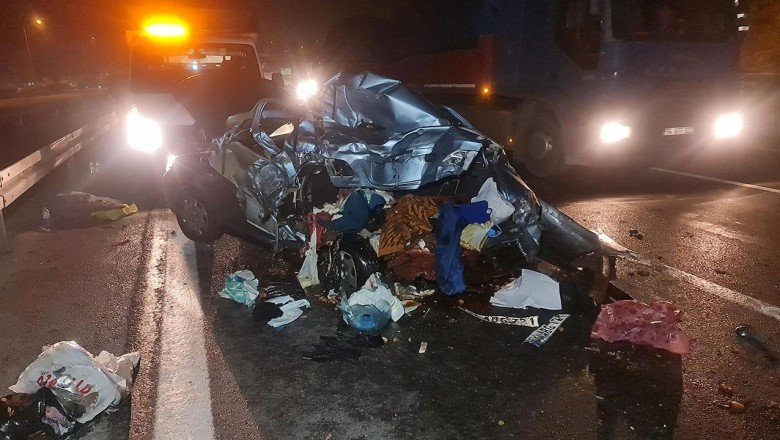 Tem Otoyolu'nda kamyon otomobile çarptı: 5 yaralı