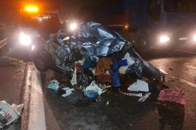 Tem Otoyolu'nda kamyon otomobile çarptı: 5 yaralı