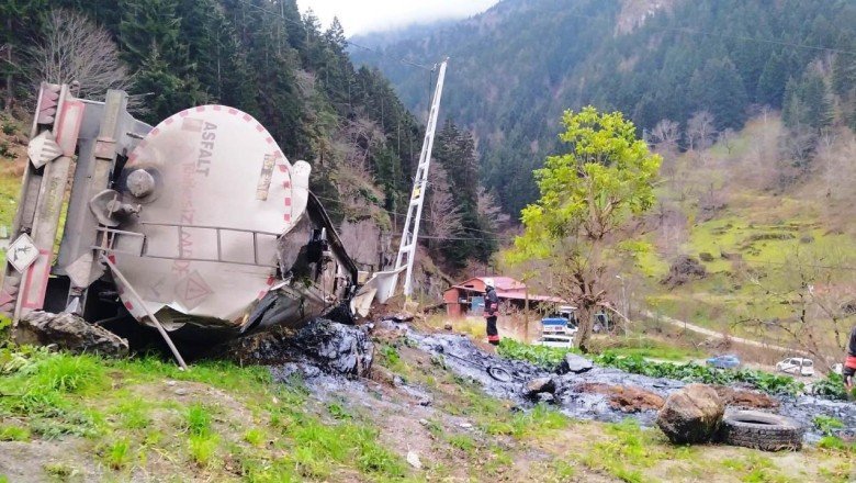 Trabzon'da zift yüklü tanker devrildi: 2 yaralı