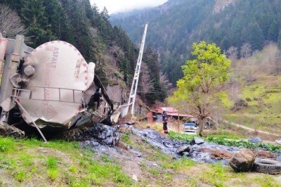 Trabzon'da zift yüklü tanker devrildi: 2 yaralı