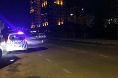 Uygulama noktasında durmayan sürücü trafik polisine çarptı