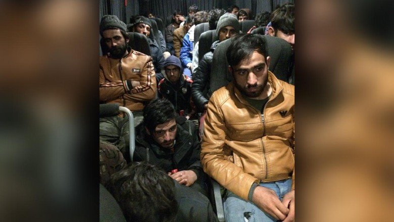 17 kişilik minibüste 26 düzensiz göçmen yakalandı